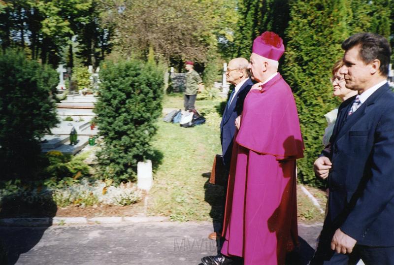 KKE 3306.jpg - Poświecenie symbolicznej mogiły pamięci zbrodni kresowej na cmentarzu komunalnym w Olsztynie, Olsztyn, 2003 r.